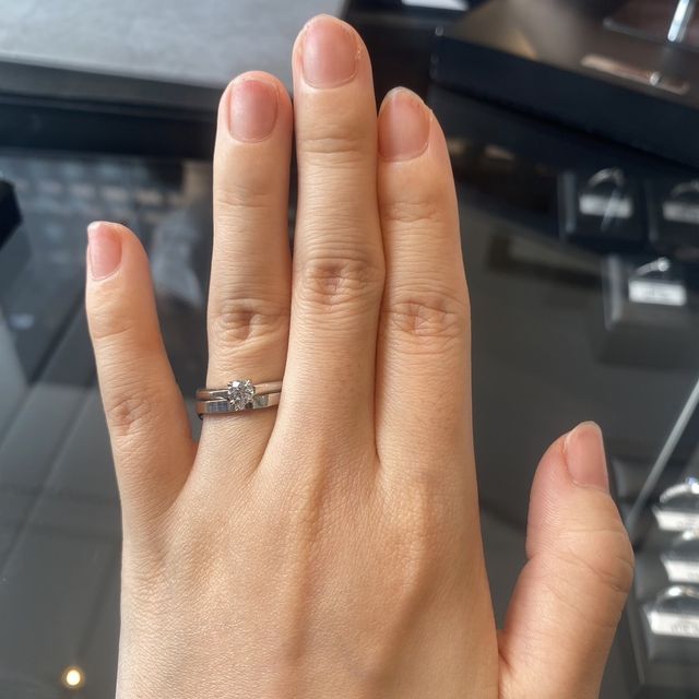【エクセルコダイヤモンド(EXELCO DIAMOND)の口コミ】 シンプルなデザインの指輪を探しており、レヨン ド リュミエールを試着し…