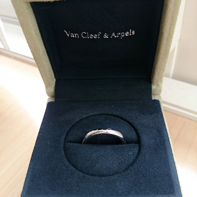 【ヴァン クリーフ＆アーペル(Van Cleef & Arpels)の口コミ】 van cleef＆arpelsのロゴが入っており、他にはないデザインが気に入りまし…