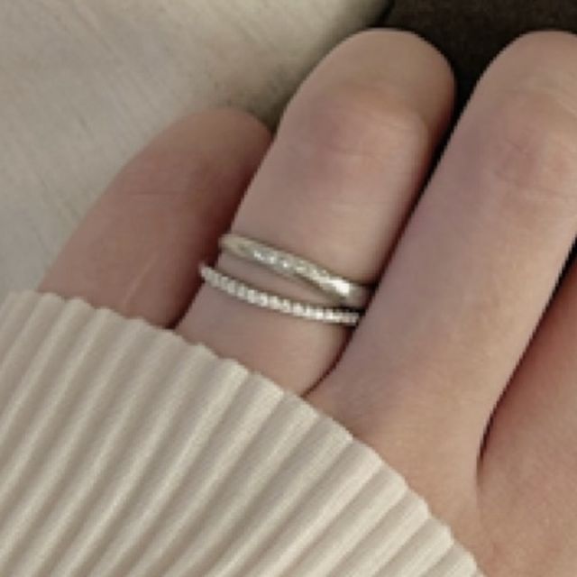 【JEWELRY SALON ERUDO(ジュエリーサロン エルドー)の口コミ】 華奢ですがキラキラして可愛いです。シンプルなので普段使いからどのシー…