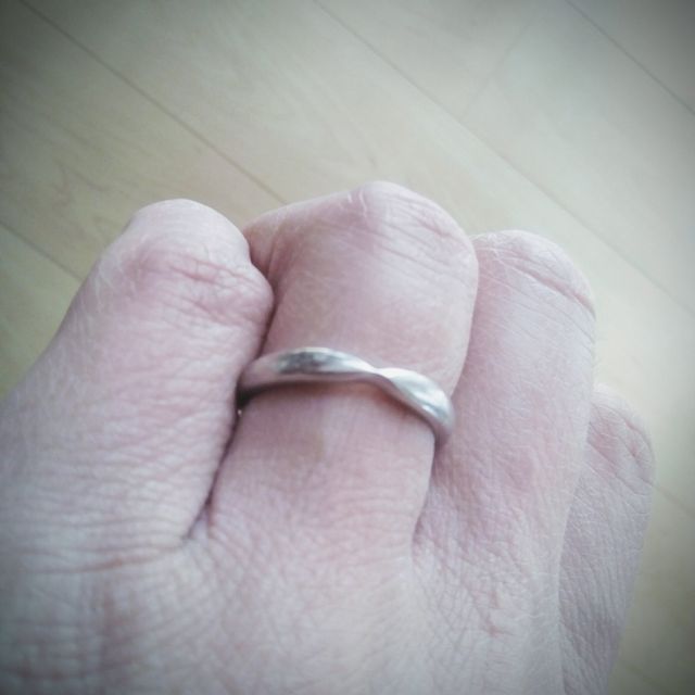 【ティファニー(Tiffany & Co.)の口コミ】 毎日付けられるシンプルで、飽きのこないものを求めていました。これはシ…