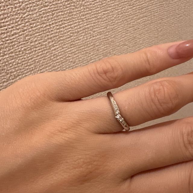【銀座ダイヤモンドシライシの口コミ】 ダイヤが使われている指輪は色々ありましたが、埋め込まれているダイヤと…