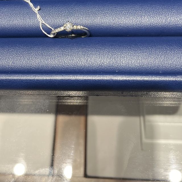 【銀座ダイヤモンドシライシの口コミ】 指輪のデザインは、女性らしくしなやかなウェーブがかかっているものにし…