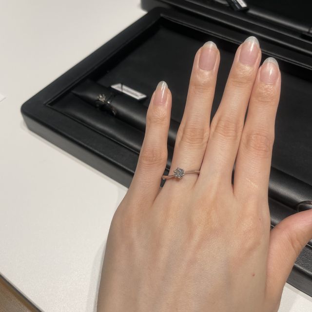 【ラザール ダイヤモンド(LAZARE DIAMOND)の口コミ】 緩やかなS字カーブのデザインで重ね付けしたときにぴったりハマりました。…