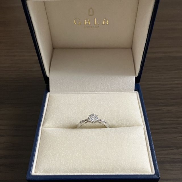【GALA JEWELRY(ガラジュエリー)の口コミ】 シンプルなデザインですが、ダイヤの横のプラチナのところにミルグレイン…