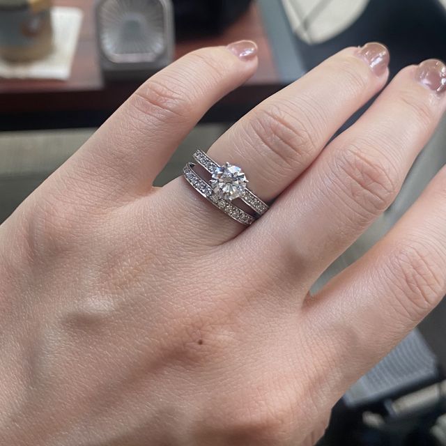 【カオキ　ダイヤモンド専門卸直営店の口コミ】 ハーフエタニティの婚約指輪と結婚指輪を購入しました。
婚約指輪は側面に…