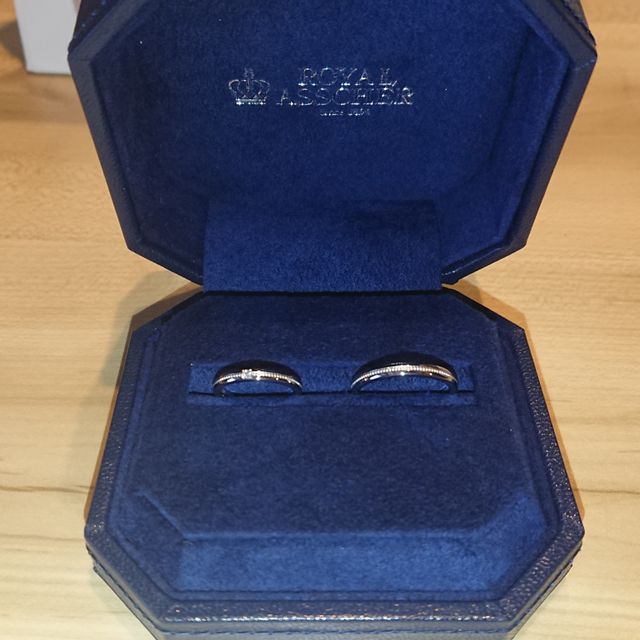 【ROYAL ASSCHER(ロイヤル・アッシャー)の口コミ】 ミル打ちのドットが施されたデザインです。
男性用と女性用ともにミル打ち…