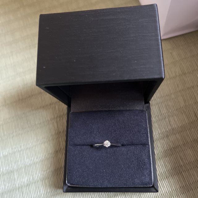 【ラザール ダイヤモンド(LAZARE DIAMOND)の口コミ】 まず第一にダイヤモンドが綺麗でした。光をどの角度から当ててもキラキラ…