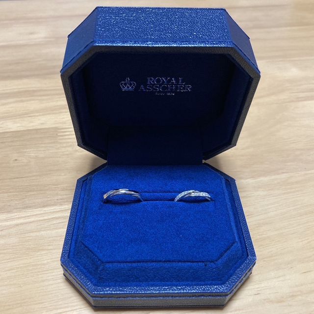 【ROYAL ASSCHER(ロイヤル・アッシャー)の口コミ】 女性側の結婚指輪にはダイヤモンドが敷き詰められていて、可愛い
でも華美…
