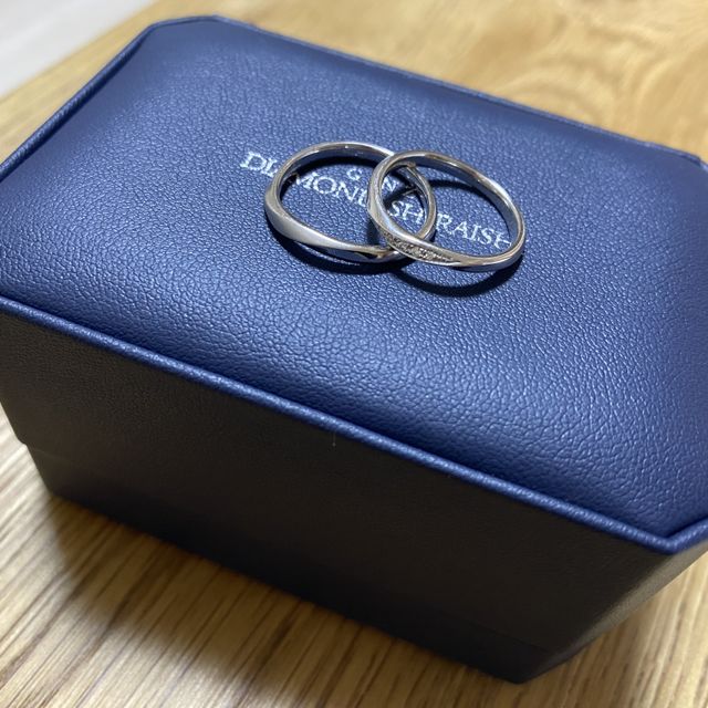 【銀座ダイヤモンドシライシの口コミ】 プラチナです。デザインと価格のバランスがよく即決でした。
ウェーブなの…