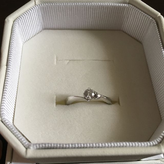 【4℃ BRIDAL(ヨンドシーブライダル)の口コミ】 プレゼントでもらうアクセサリーは全て4℃だったので、婚約指輪も4℃にする…