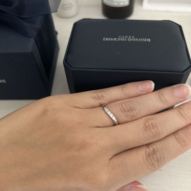 【銀座ダイヤモンドシライシの口コミ】 婚約指輪を買わなかったので、結婚指輪にダイヤを３つつけました。華美に…