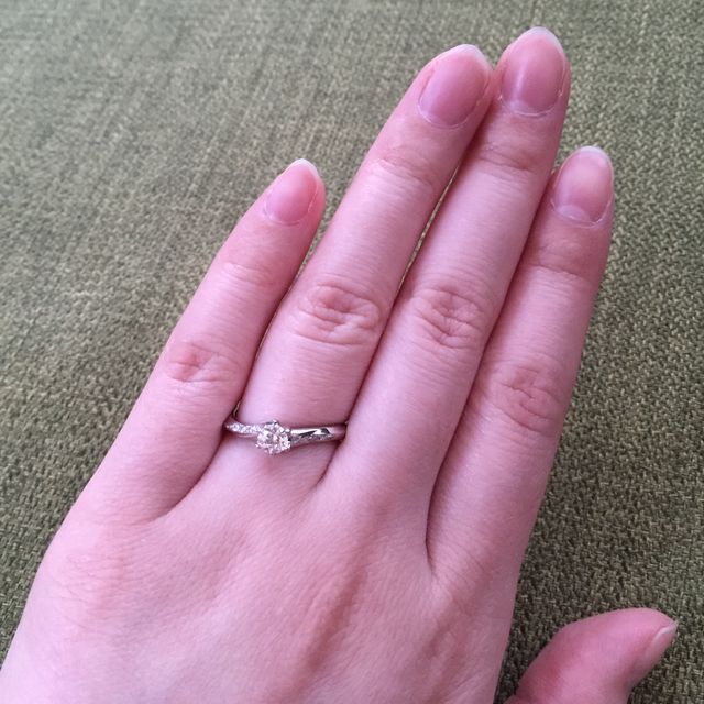 【銀座ダイヤモンドシライシの口コミ】 自分側から見ても、相手側から見ても側面のダイヤモンドが自然に見えてキ…