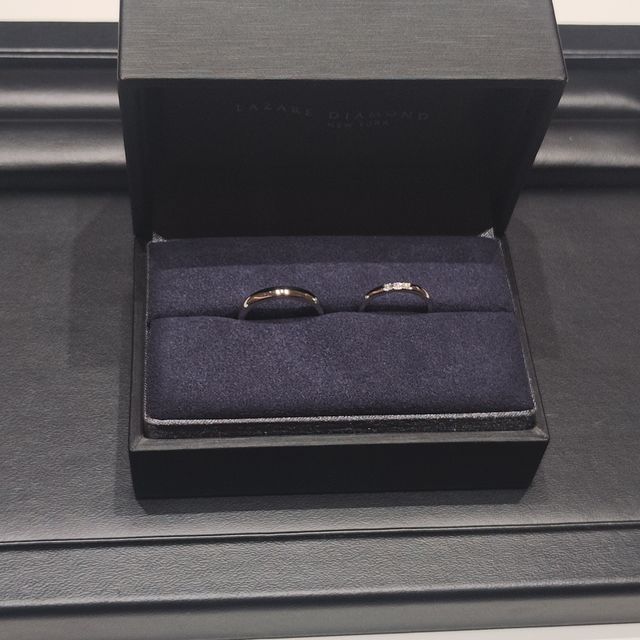 【ラザール ダイヤモンド(LAZARE DIAMOND)の口コミ】 女性用のリングは３石ダイヤのシンプルながら華のあるデザインです。年齢…