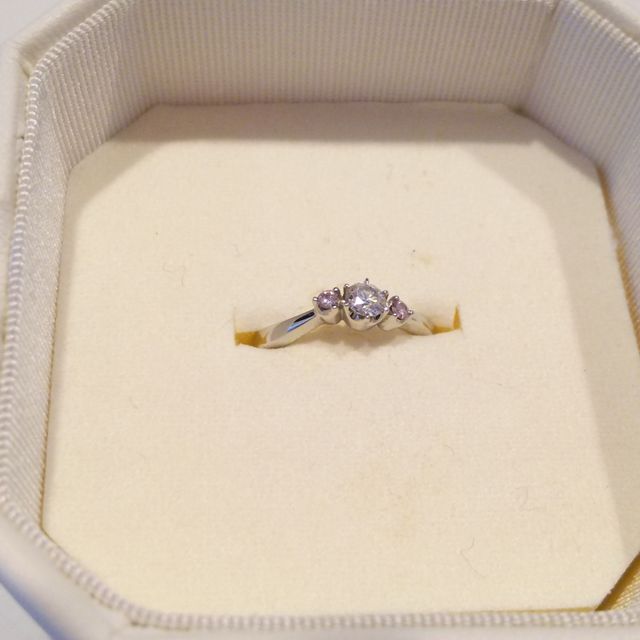 【4℃ BRIDAL(ヨンドシーブライダル)の口コミ】 中心のダイヤモンドの両横に私の好きなピンク色のダイヤモンドが二つつい…