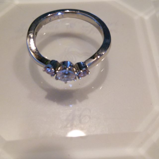 【4℃ BRIDAL(ヨンドシーブライダル)の口コミ】 中心のダイヤモンドの両横に私の好きなピンク色のダイヤモンドが二つつい…