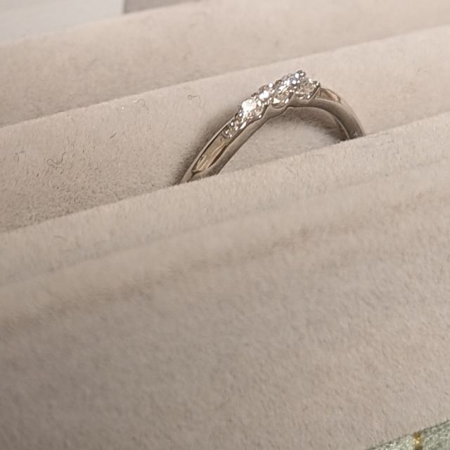 【ミルフローラ(Milluflora)の口コミ】 ディズニーコラボのアリエルの結婚指輪でした。
左下のミル打ちと、3つの…