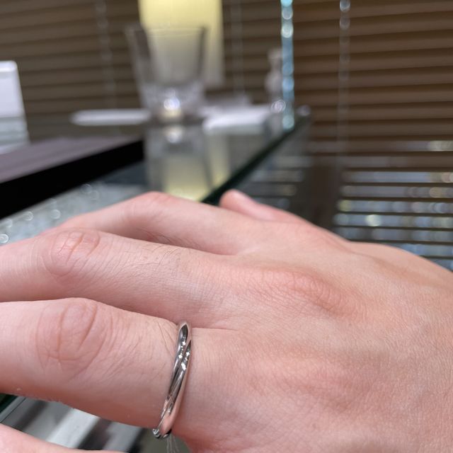 【ティファニー(Tiffany & Co.)の口コミ】 シンプルなデザインに窪みのねじれがあることで光の輝きが際立つ逸品でし…