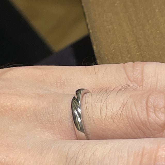 【アイプリモ(I-PRIMO)の口コミ】 一般的な結婚指輪は妻の方にダイヤが入ったもので、夫の方には無地の銀色…