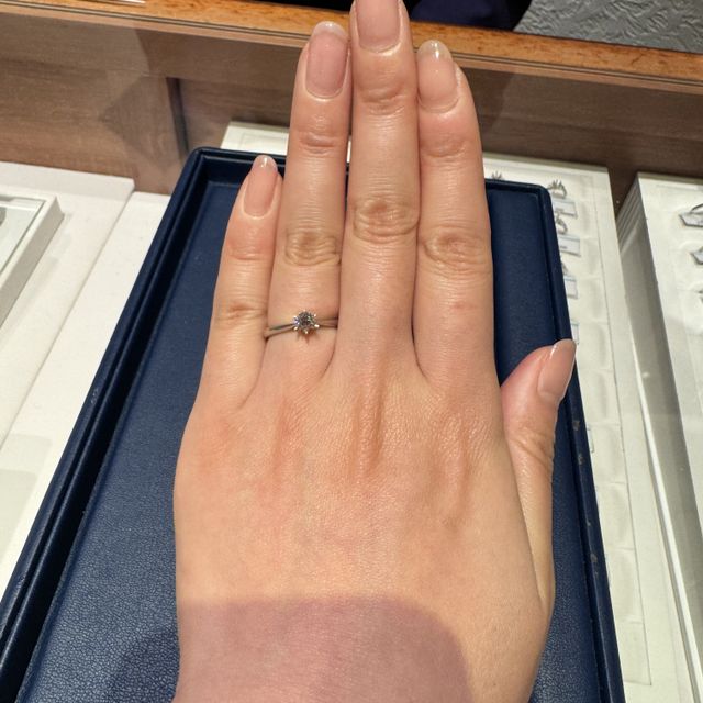 【銀座ダイヤモンドシライシの口コミ】 ダイヤの輝きがしっかりとあり、存在感を感じました。
デザインについても…
