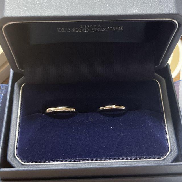 【銀座ダイヤモンドシライシの口コミ】 とてもシンプルなデザインで探していました。質がいいのと価格が安いとこ…