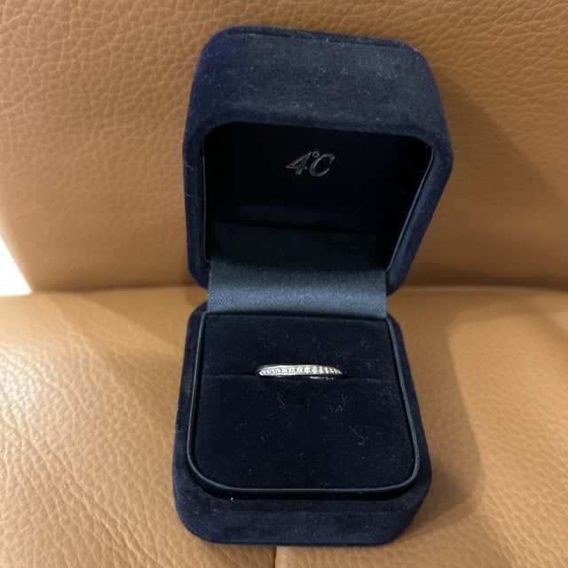 【4℃ BRIDAL(ヨンドシーブライダル)の口コミ】 細くて華奢なところが気に入りました。ダイヤモンドが並んでいて、角度に…