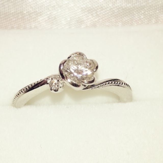 【GALA JEWELRY(ガラジュエリー)の口コミ】 元々婚約指輪は不要と考えていましたが、
結婚指輪を見に行った際に一目惚…