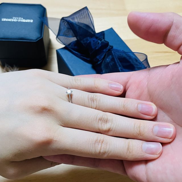 【銀座ダイヤモンドシライシの口コミ】 デザインはシンプルですが手が小さいこともあり、つけた時手元がかなり華…