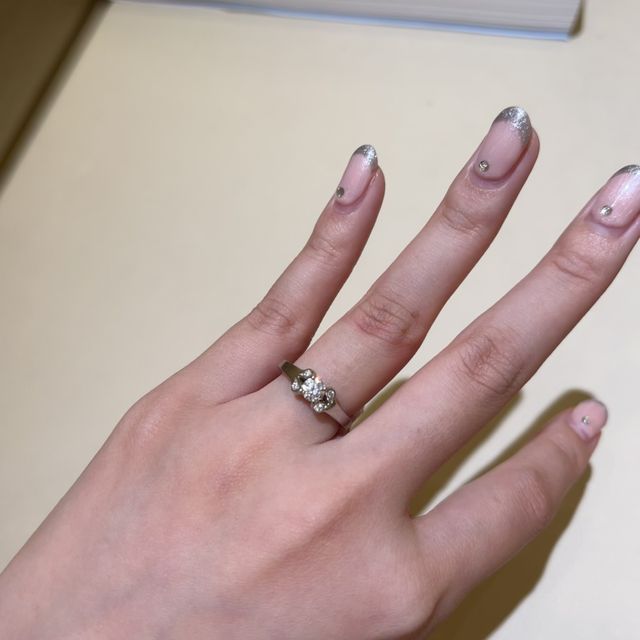 【カルティエ(Cartier)の口コミ】 変色しにくいプラチナの素材で考えていました。真ん中のダイヤモンドだけ…