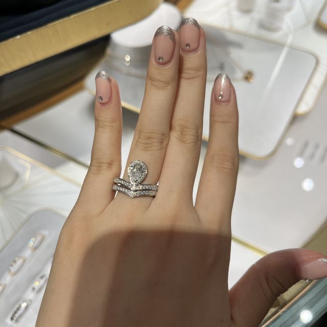 【ショーメ(CHAUMET)の口コミ】 写真以上に実物は豪華で、キラキラな輝きはもちろん、ダイヤモンドの存在…