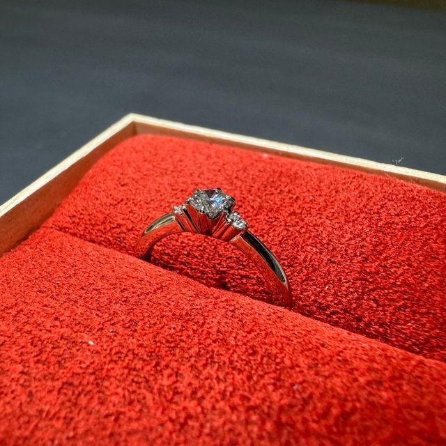 【出雲結(いずもゆい)の口コミ】 婚約指輪ですが、彼と店舗で選んで決めました。
インターネットで検索して…