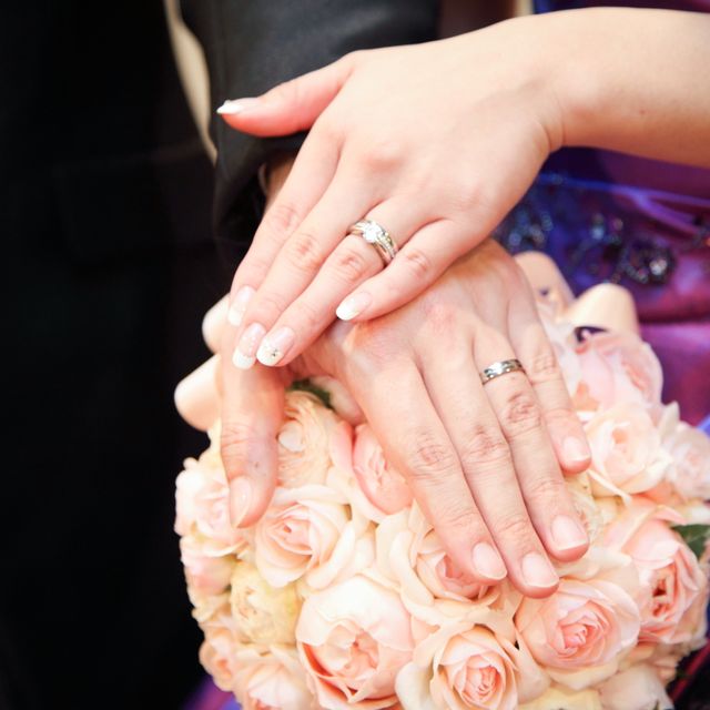 【4℃ BRIDAL(ヨンドシーブライダル)の口コミ】 主人がストレートのデザインのものを希望し、私がエタニティなどダイヤの…