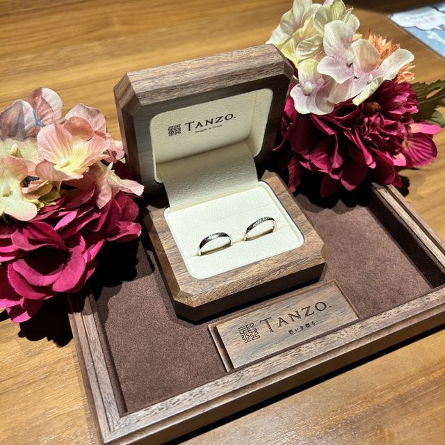 【TANZO.(鍛造指輪)の口コミ】 入籍日に合わせて、9つのダイヤをいれました。ゆっくりカーブを描いている…