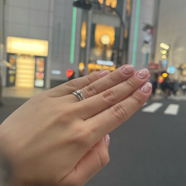 【銀座ダイヤモンドシライシの口コミ】 飽きのこない、シンプルなデザインで結婚指輪との組み合わせも気に入って…
