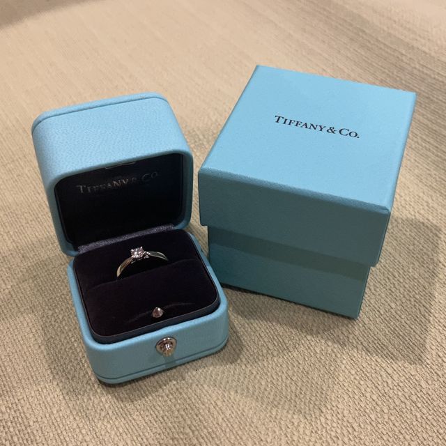 【ティファニー(Tiffany & Co.)の口コミ】 ティファニーといえばの、ダイヤが1つついたシンプルながらも可愛らしいデ…
