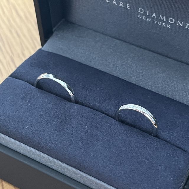 【ラザール ダイヤモンド(LAZARE DIAMOND)の口コミ】 女性側は大小のグラデーションになっているダイヤモンドがキラキラと輝い…