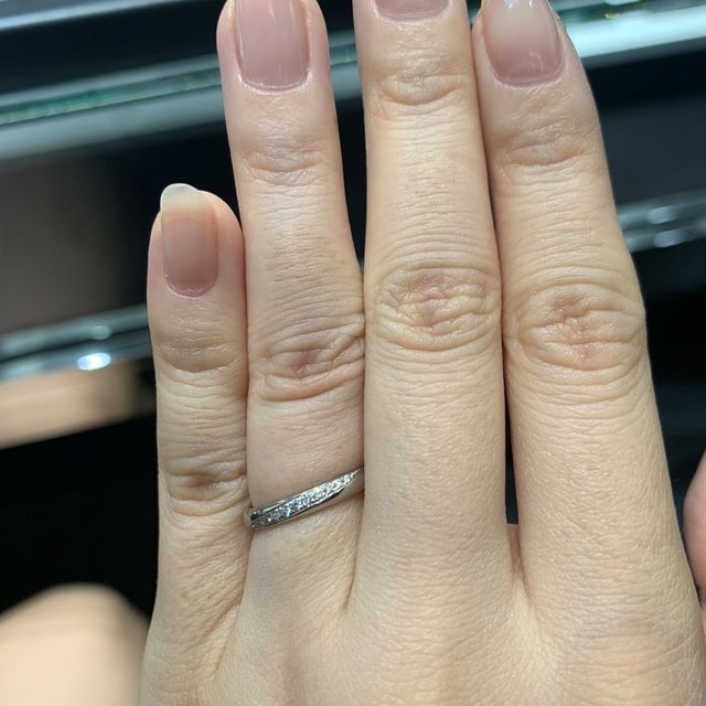 【ラザール ダイヤモンド(LAZARE DIAMOND)の口コミ】 女性側は大小のグラデーションになっているダイヤモンドがキラキラと輝い…