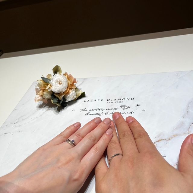 【ラザール ダイヤモンド(LAZARE DIAMOND)の口コミ】 婚約指輪はゆるやかなウェーブでかつ指が細く見えるのが気にいりました！
…