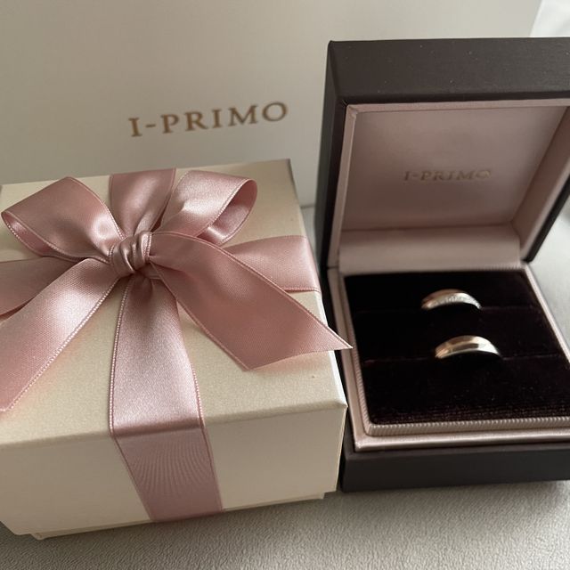 【アイプリモ(I-PRIMO)の口コミ】 結婚指輪単体でつけても華やかで、婚約指輪と組み合わせてつけて馴染むデ…