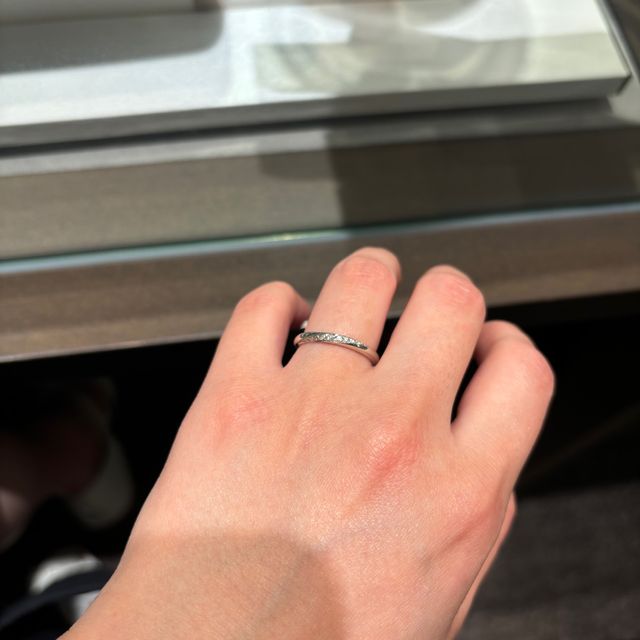【アイプリモ(I-PRIMO)の口コミ】 斜めにダイヤが入っている指をこの度購入しました。前からもこちら側から…