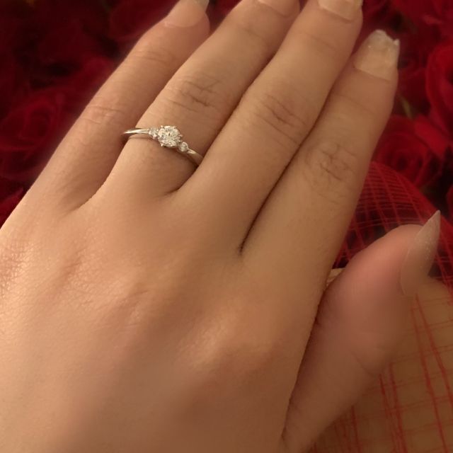 【4℃ BRIDAL(ヨンドシーブライダル)の口コミ】 トリプルエクセレント評価の1粒ダイヤの左右にメレダイヤが付いたデザイン…