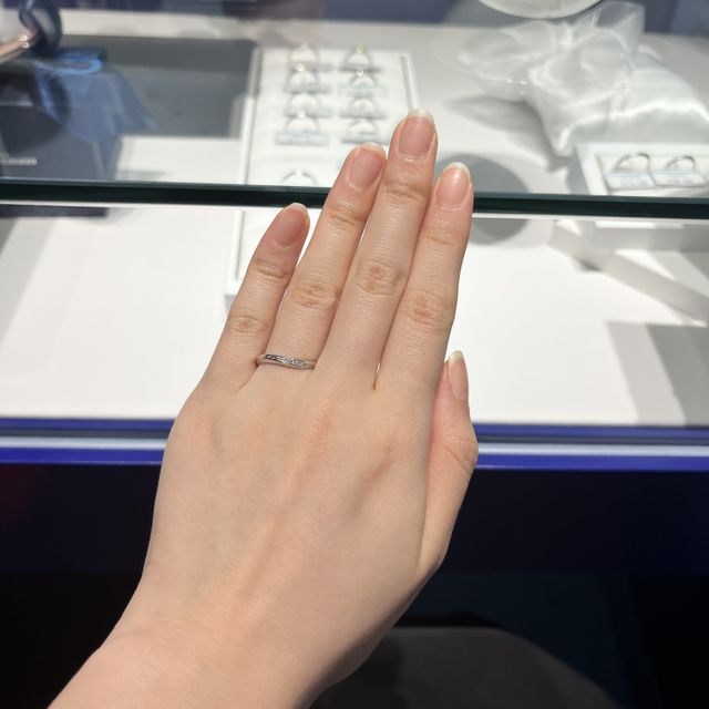 【銀座ダイヤモンドシライシの口コミ】 ウェーブタイプのリングなので、指が長く綺麗に見えると感じました。
さり…