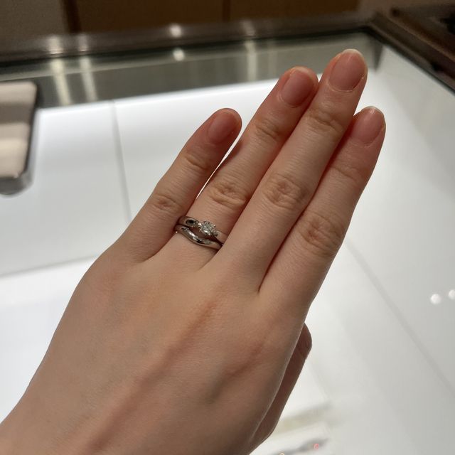 【ティファニー(Tiffany & Co.)の口コミ】 結婚指輪はウェーブタイプのリングなので、指が長く綺麗に見えると感じま…