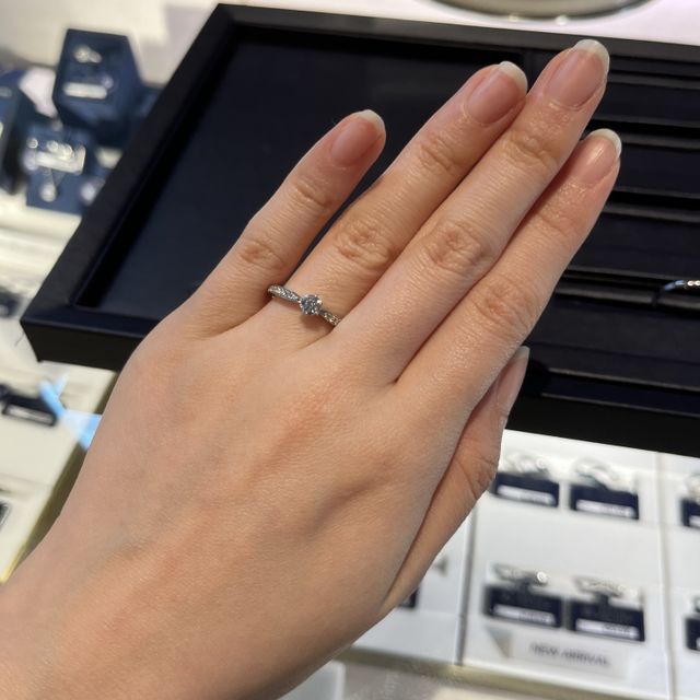 【ROYAL ASSCHER(ロイヤル・アッシャー)の口コミ】 センターのダイヤモンドに向かってすぼまってゆくリボンのようなデザイン…