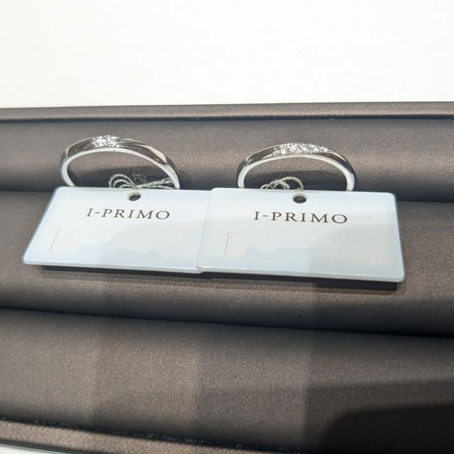 【アイプリモ(I-PRIMO)の口コミ】 指輪が緩くウェーブしていて指が綺麗に見えます。
女性用は石が5石あるの…