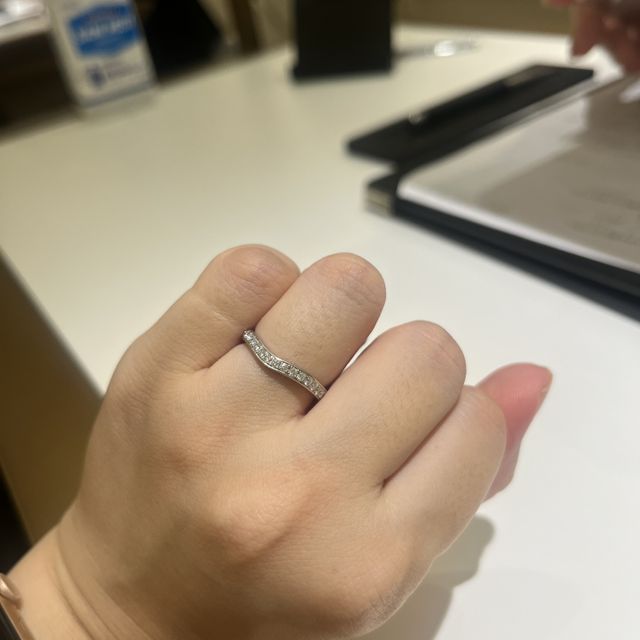 【ラザール ダイヤモンド(LAZARE DIAMOND)の口コミ】 ハーフエタニティでストレートではなくデザインのあるものを探していてこ…