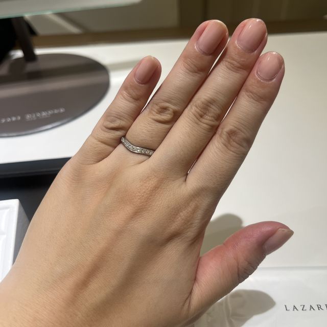 【ラザール ダイヤモンド(LAZARE DIAMOND)の口コミ】 ハーフエタニティでストレートではなくデザインのあるものを探していてこ…