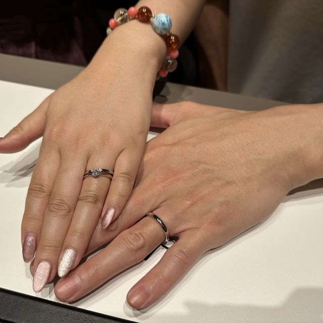 【ラザール ダイヤモンド(LAZARE DIAMOND)の口コミ】 ダイヤモンドの輝きがとにかく綺麗です。
光に当たると七色に輝き、影にな…