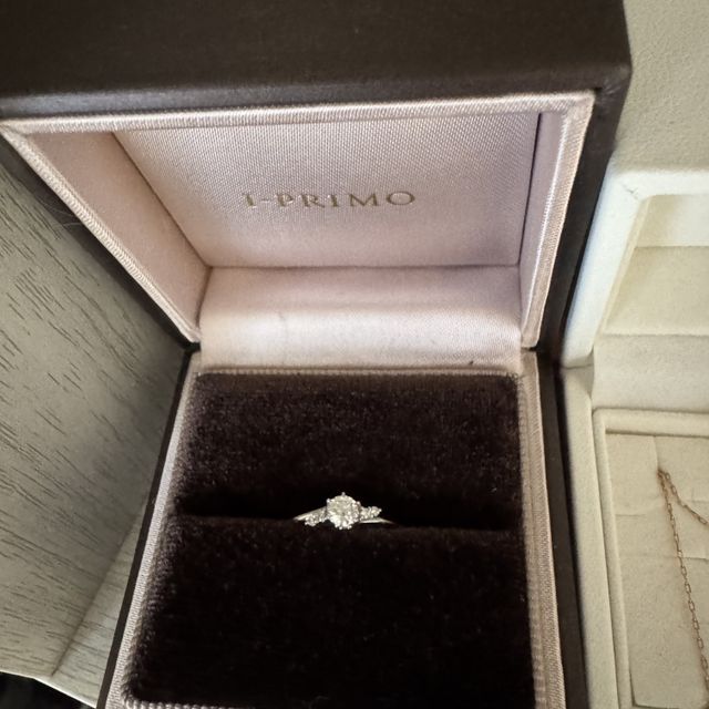 【アイプリモ(I-PRIMO)の口コミ】 一輪の花が咲いてるように見えるデザインや、ダイヤの輝きが大きく見える…