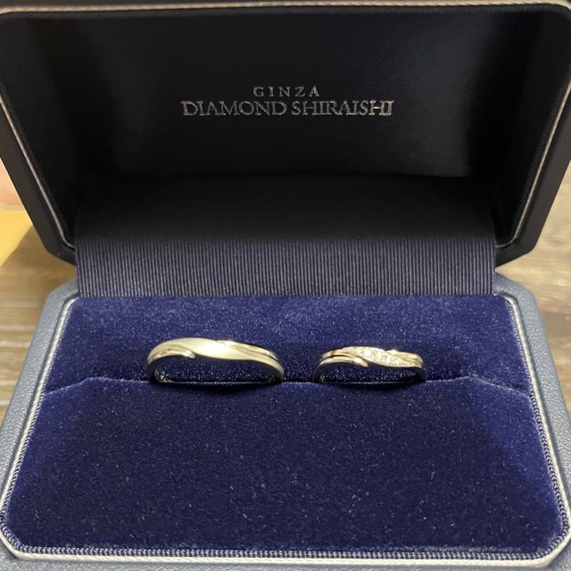 【銀座ダイヤモンドシライシの口コミ】 Vの形がゆるやかで指が綺麗に見えます。
男性側は、マット加工にしたり、…