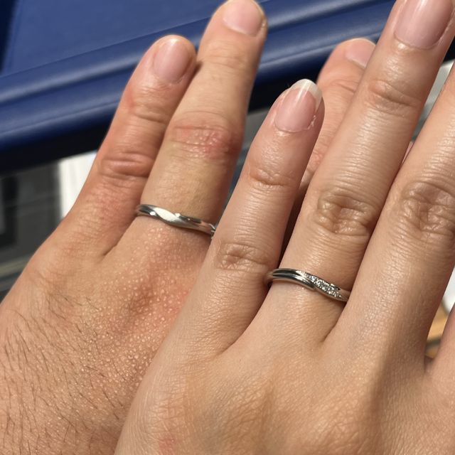 【銀座ダイヤモンドシライシの口コミ】 Vの形がゆるやかで指が綺麗に見えます。
男性側は、マット加工にしたり、…